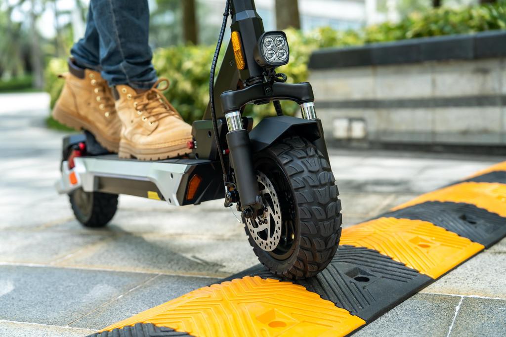 KuKirin M4 Max Elektroroller 800W Motor, 48V 18.2AH Batterie, 45 km/h Geschwindigkeit, 64 km Reichweite, 10-Zoll Reifen, IP54 E-Scooter