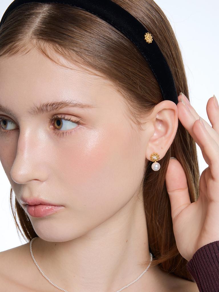 L'Ombrillant Petit Pearl Fleur Earrings (Silver, Gold)