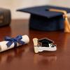 Broche Épingle de Diplôme 2026, Broche à Revers Émail Chapeau de Diplôme Étoile Rouleau de Papier, Badge Commémoratif Classe de 2026 pour Lycéen Étudiant Universitaire