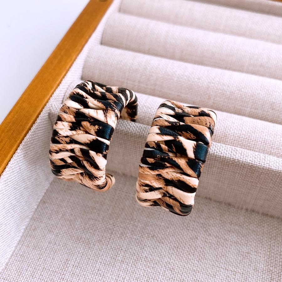 Vintage Pearl Round Earrings: Retro, Versatile High-End Studs with Fashionable Design and Elegant Temperament.