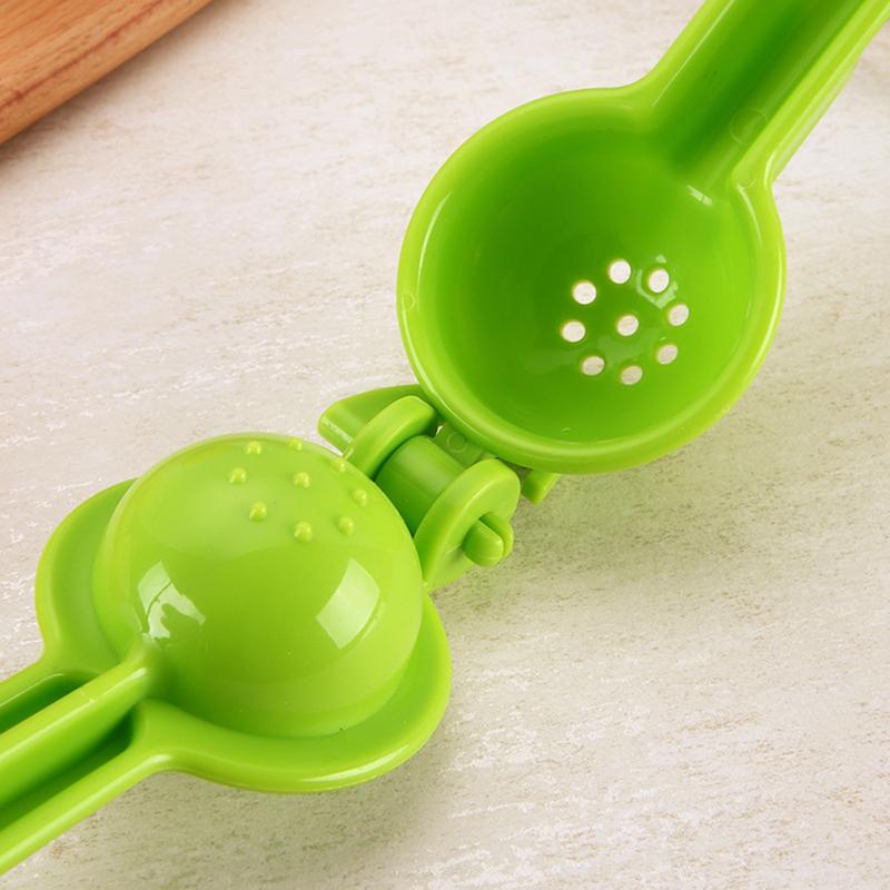 1Pc Plastic Lemon Clip Creative Household Kitchen Thickening Manual Fruit Juicer Mini Blender Children'S Auxiliary Food Tool