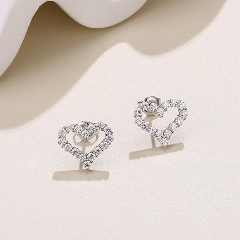 Elegant S925 Sterling Silver Moissanite Heart Stud Earrings for Women - Fashionable, Versatile, and Luxurious Heart-Shaped Jewelry.