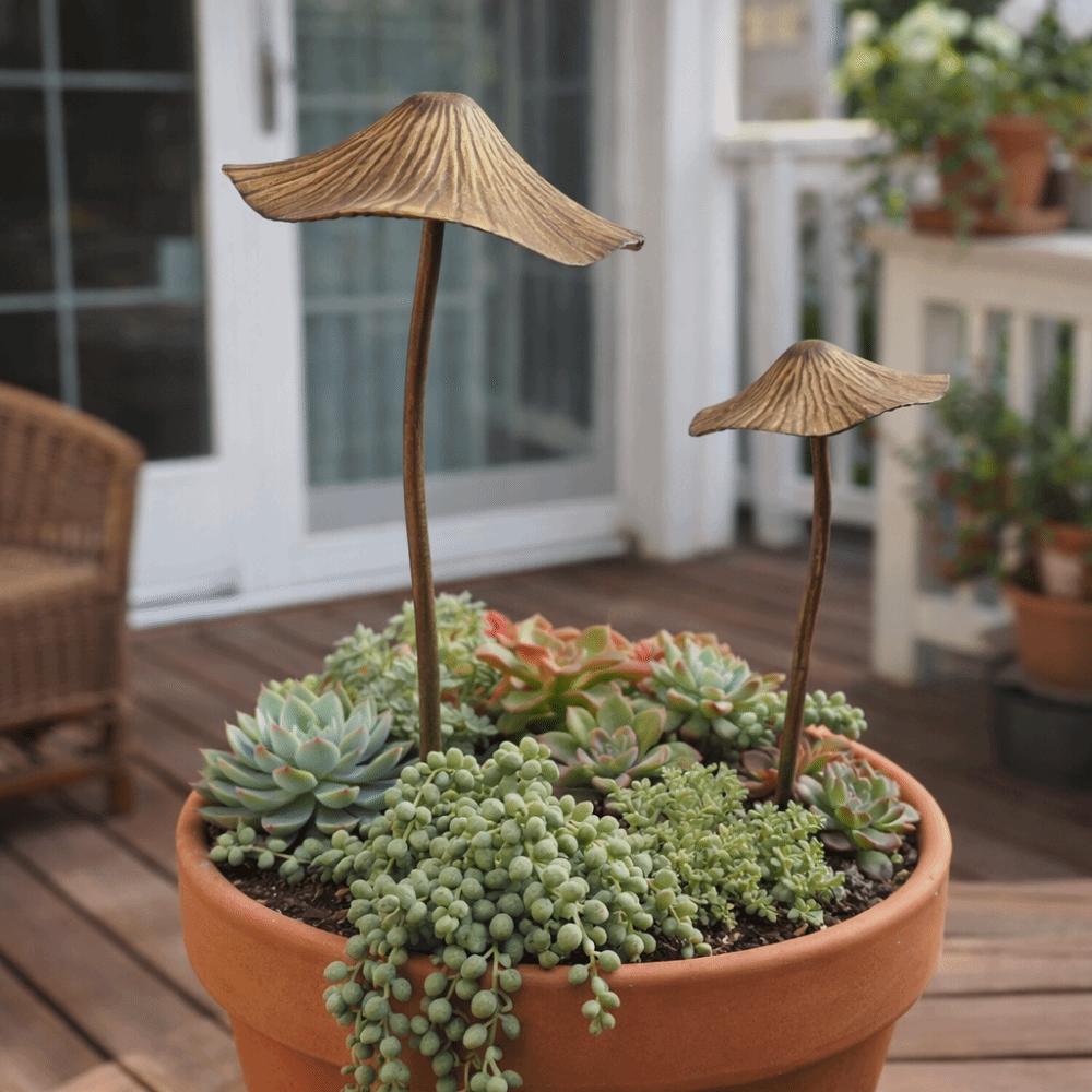 2PCS Handmade Mushroom Garden Stake Retro Style Mushroom Ornaments Rusty Mushroom Plaque  Yard