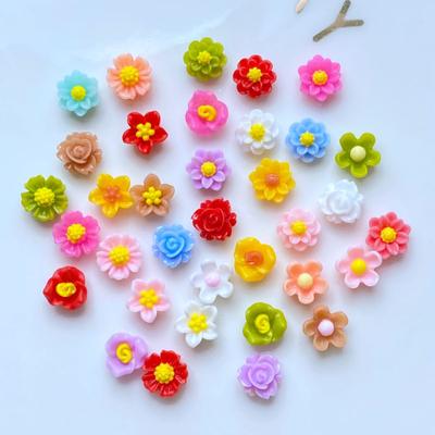 100 Stück Neue Harz Niedliche Gemischte Mini-Blumen Maniküre Flache Rückseite Scrapbooking Haarspangen Mitte Verzierungen DIY Zubehör