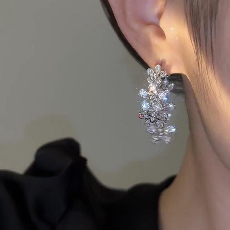 Zircon flower front and rear two-wear earrings, fashionable and exquisite earrings, light luxury and high-end versatile earrings.