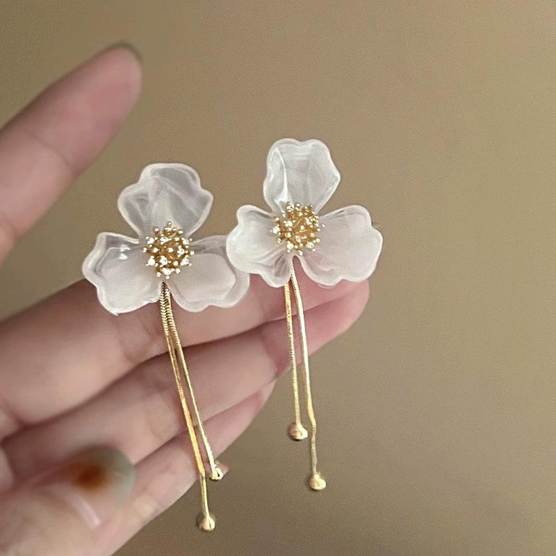 Elegant Heart Pearl Flower Stud Earrings - Stylish and Versatile for Women