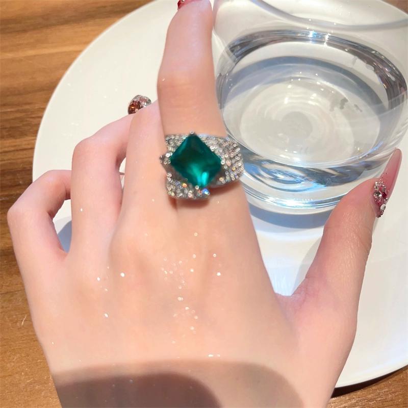 

Роскошный дизайн, микро-инкрустация цирконом, полный бриллиант, ультра-красивое открытое кольцо с драгоценным камнем цвета озера, сексуальный темперамент.