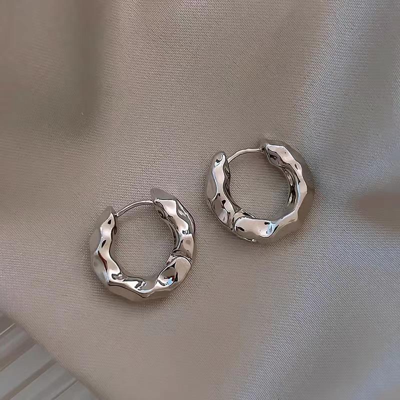 

Texture Small circle ear buckle earrings Design sense Premium retro stud earrings Ear jewelry