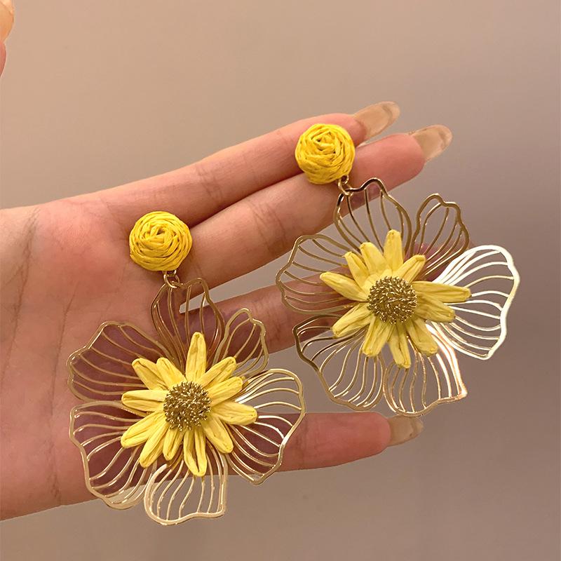 Silver Needle Metal Raffia Flower Stud Earrings - Korean Style, Hollowed-Out, Light Luxury, High-End Versatile Accessories for Women