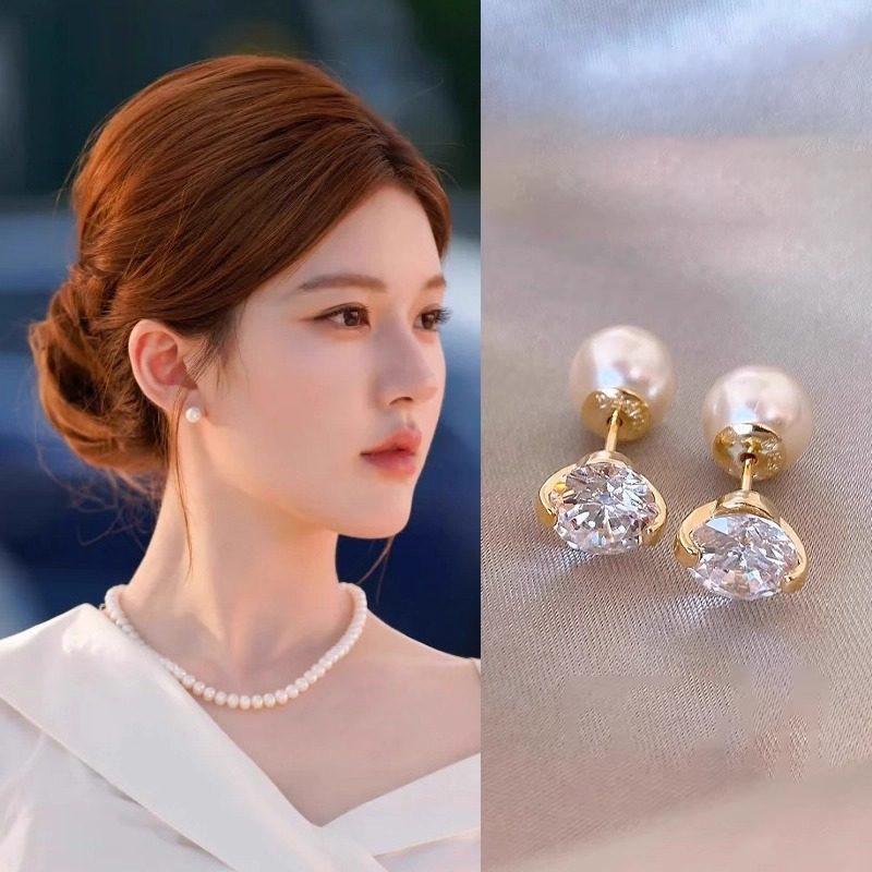 

Silver Needle Zirconia Pearl Earrings: Luxurious, Fashionable, Versatile Studs with a Simple and Elegant Design.
