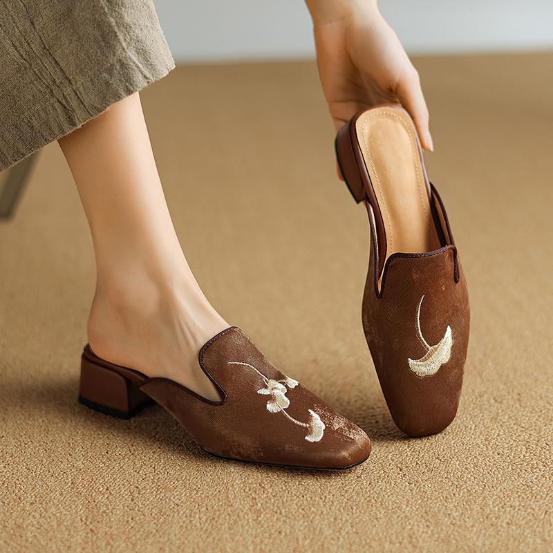 

Мода 2024 Новые Летние Женские Шлепанцы из Детской Замши Женская Обувь Модные Мюли Шлепанцы Обувь для Женщин Zapatos Mujer Вышитые Женские Туфли 34