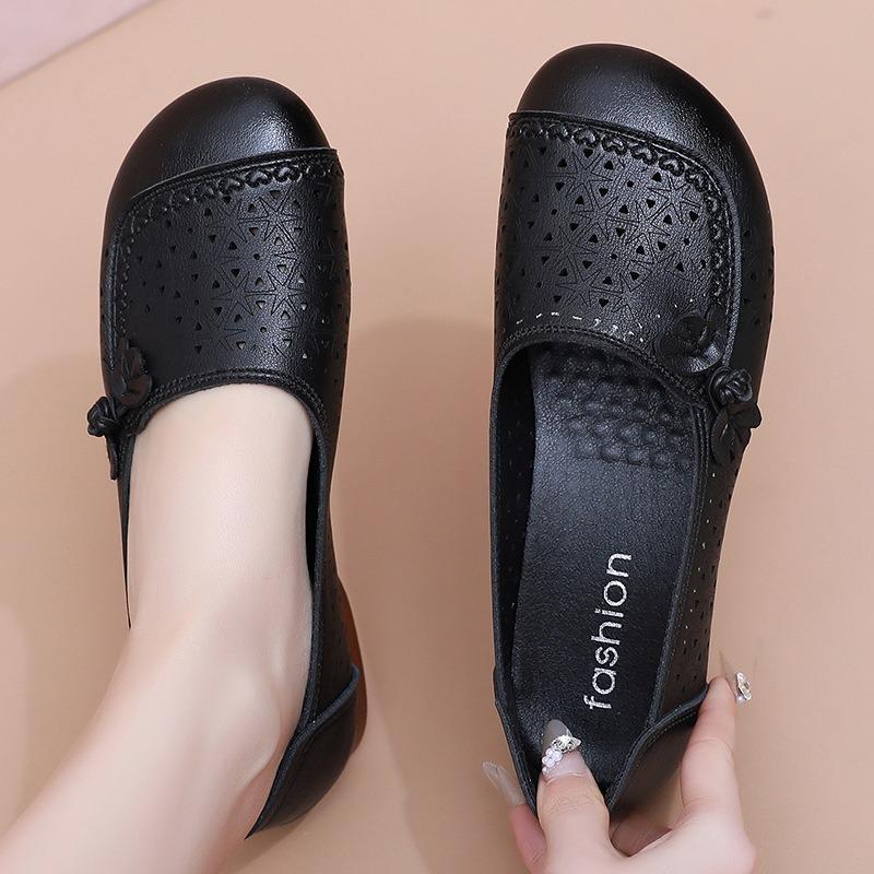 Soft-soled shoes, sandals, women's summer hollowed-out middle-aged leather shoes, new middle-aged hole-hole beef tendon soles, elderly single shoes