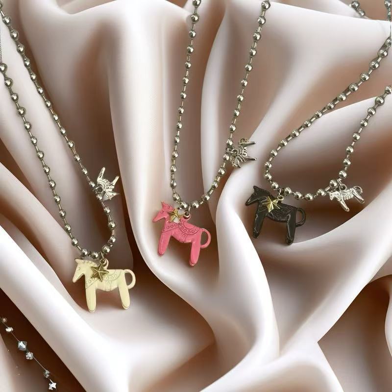 Colliers pendentifs LATS Couleur Blanc Noir Vert Bleu Rose Émail Cheval Colt Chaîne de Perles en Alliage Plaqué Argent Chokers