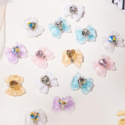 5 Stück 3D Harzschleife mit Glitzerherz Perle Nail Art Schmuck Dekorationen Frauen Nagelstudio Luxus Maniküre Charms