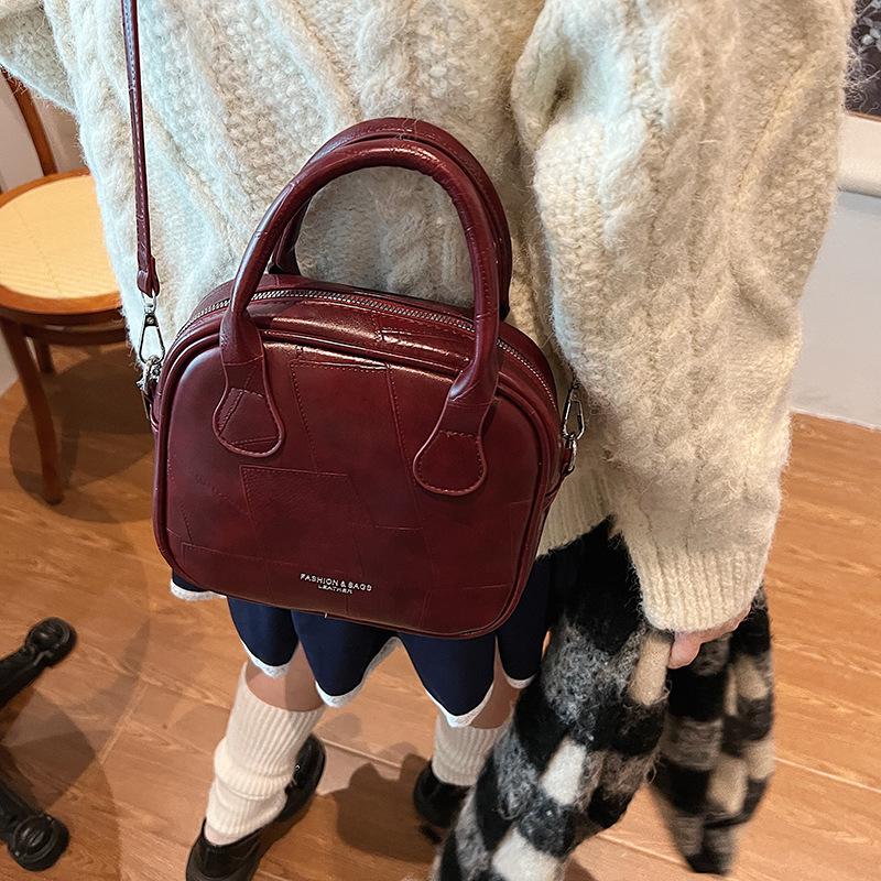 Super fire small bag women's autumn and winter retro 2025 new versatile shoulder messenger bag women's portable pillow bag