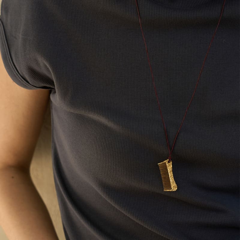 

ahjeong Comb Rough Texture Neaklace. Gold [leather strap] free