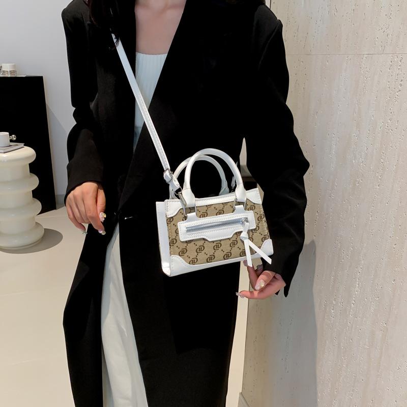 Foreign-style One-shoulder Handbag with Simple and Casual Texture 2024 Autumn New Korean Version of Fashion Messenger Small Square Bag Women