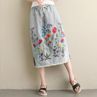 Damen-Midirock, elastischer Kordelzug in der Taille, Stickerei, Blumenmuster, Jeansrock mit Taschen, seitlich geteiltem Saum
