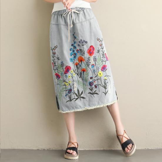Women Midi Skirt Elastic Drawstring Waist Embroidery Flower Pattern Denim Skirt with Pockets Side Split Hem Skirt