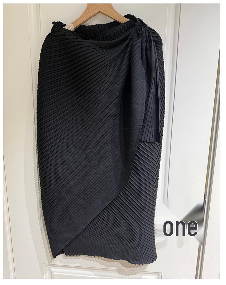 Miyake Schwarzer gefalteter Mid-Length Damenrock mit unregelmäßigem Schlitz