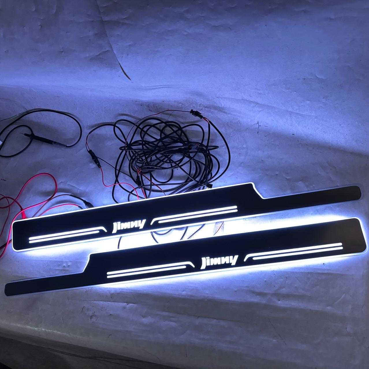 

Светодиодные накладки на пороги Jimny - Динамические 7-цветные переливающиеся приветственные накладки (2 куска) Custom Size & Design