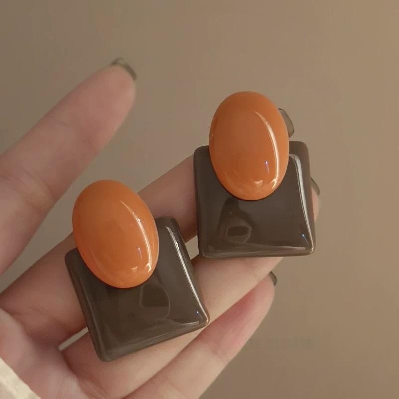 

Rose pink niche design French retro resin contrasting color square earrings high-end fairy temperament Hong Kong style stud earrings women