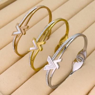 Fashionable and Luxury Double V-Letter Diamond Fritillaria Titanium Steel Bracelet