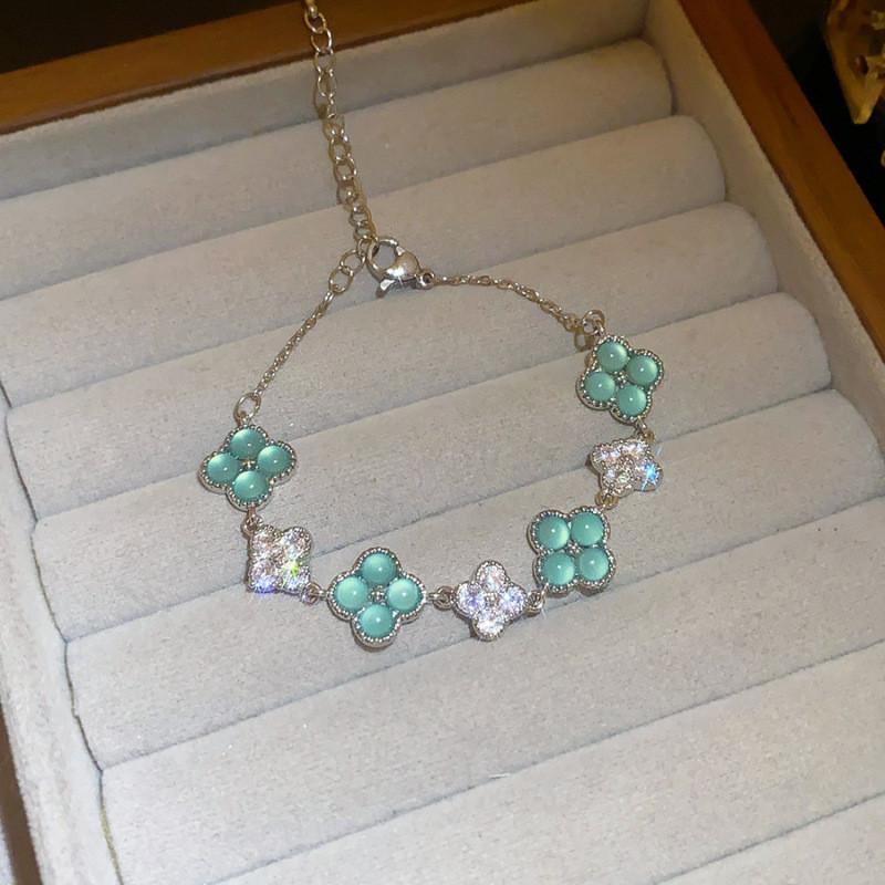 French Zircon Flower Pendant Bracelet With Diamond Setting For Womens Fashion Accessory