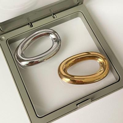 Spilla Irregolare in Acciaio al Titanio a Forma di O: Design Audace ed Elegante per un Look di Lusso Leggero
