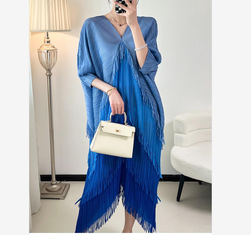 "Vestido Miyake Plissado Gradiente com Franjas - Moda Primavera 2025, Corte Slim"