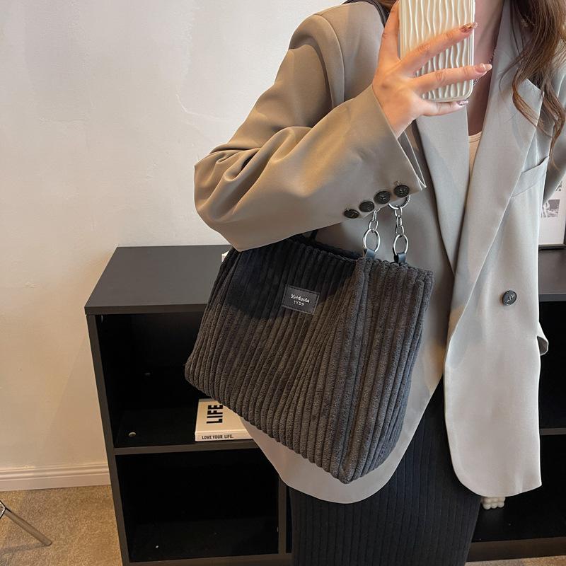 Casual fashion tote women's bag 2025 new trend simple plush bag shoulder underarm commuter bag