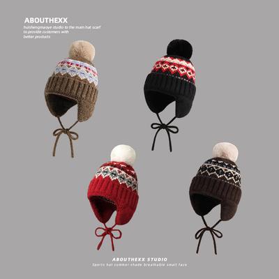 Fair Isle Stil Bommel Strickmütze für Damen Herbst und Winter Ohrenschutz Wollmütze Nordost Verdickt Warm Outdoor Pullovermütze Trend