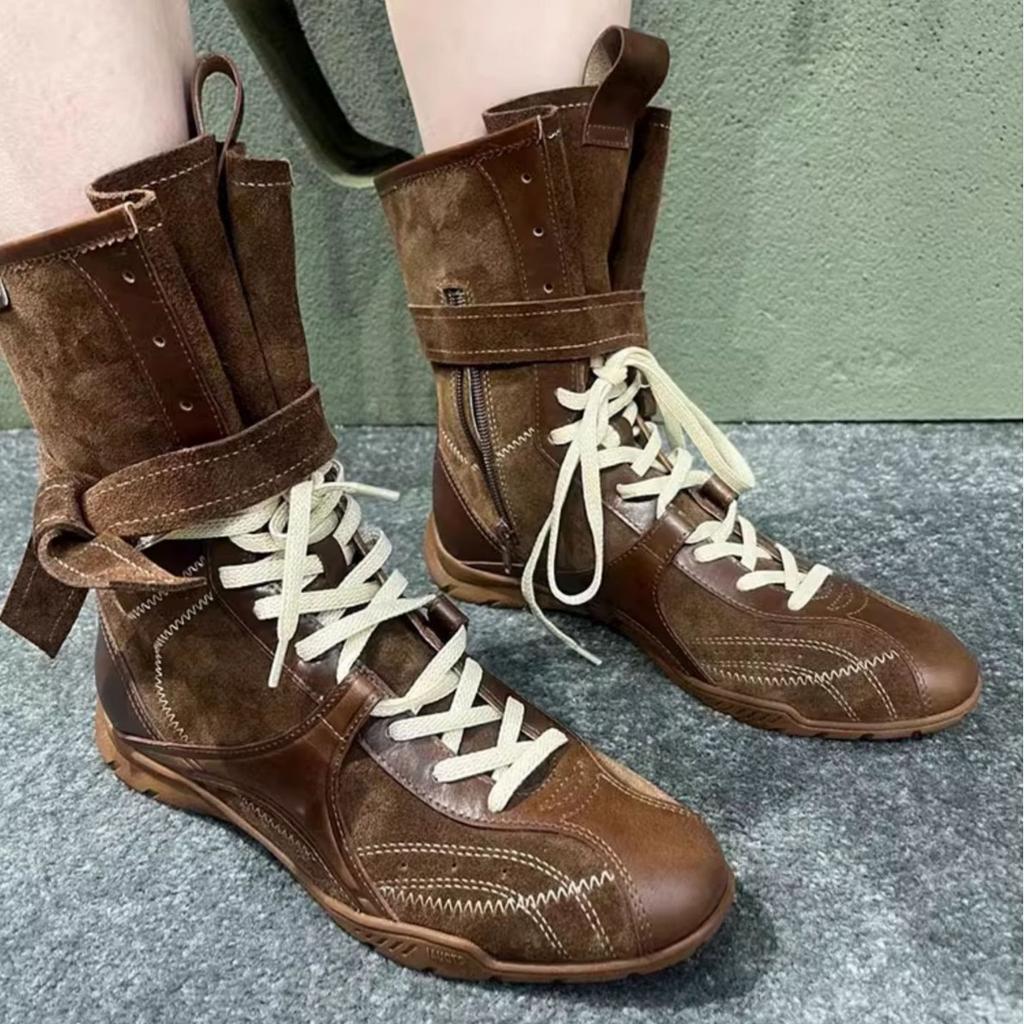 Serie de caza nicho botas de boxeo con aumento de altura interior para mujer 2025 nuevas botas de moda de tubo medio retro cuero genuino botas de entrenamiento alemanas