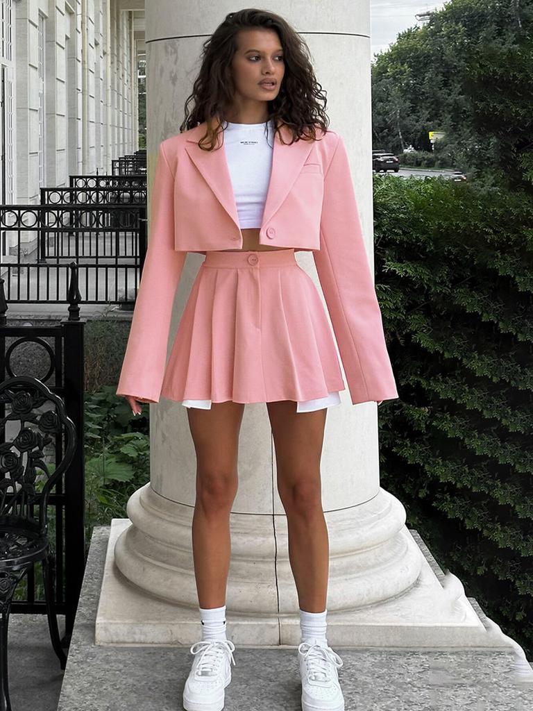 Zweiteiliges Anzugset - Outfit mit kurzem Rock und Blazer