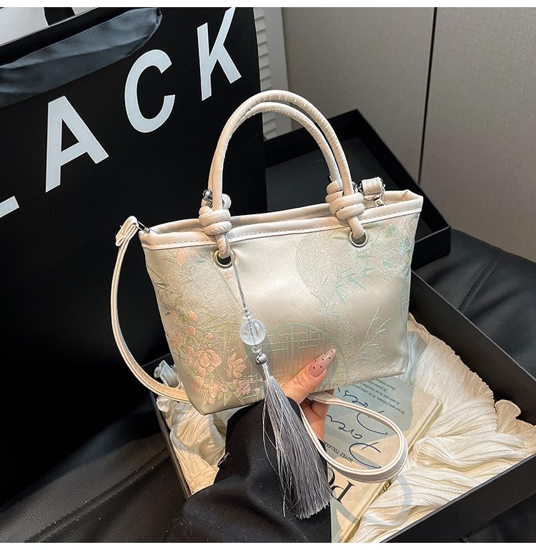 2026 National Chinese Style Spring New Embroidery Personality Western Design Texture Women's Single Shoulder Handheld Bucket Bag