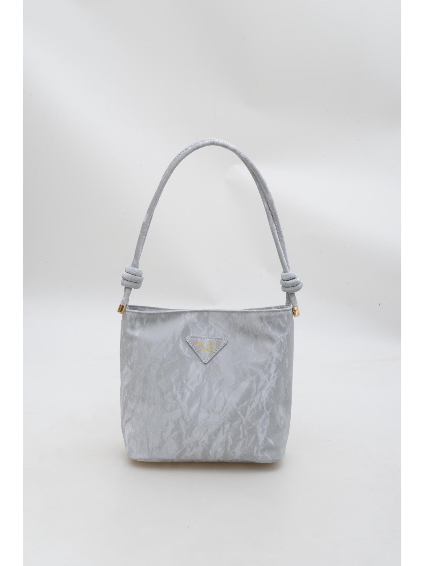 

Versatile Women s High-Capacity Tote: Lightweight Shoulder, Crossbody, Handbag for Early Morning Commute