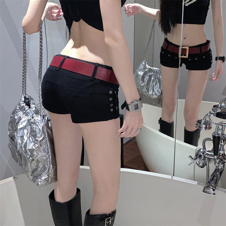 Pantaloncini Neri di Jeans Sexy a Vita Bassa Spicy Girl - Hot Pants Svasati Snella per Donna