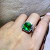 Elegante Anello Aperto da Donna con Smeraldo Sintetico e Zirconia con Banda Regolabile