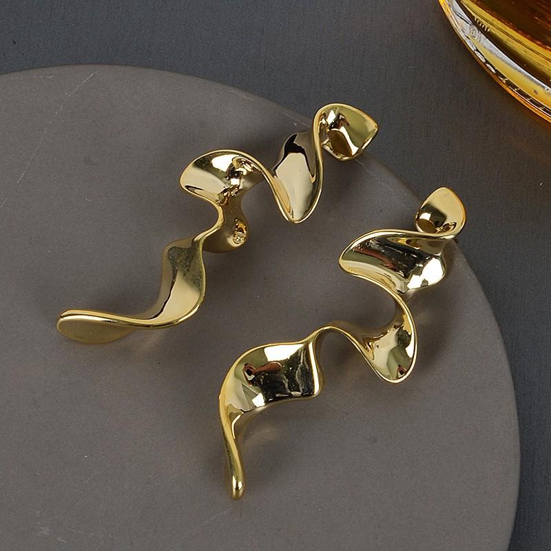 Minimalist Geometric Metal Stud Earrings Women Elegant Gold Tone Lightweight Daily Wear
