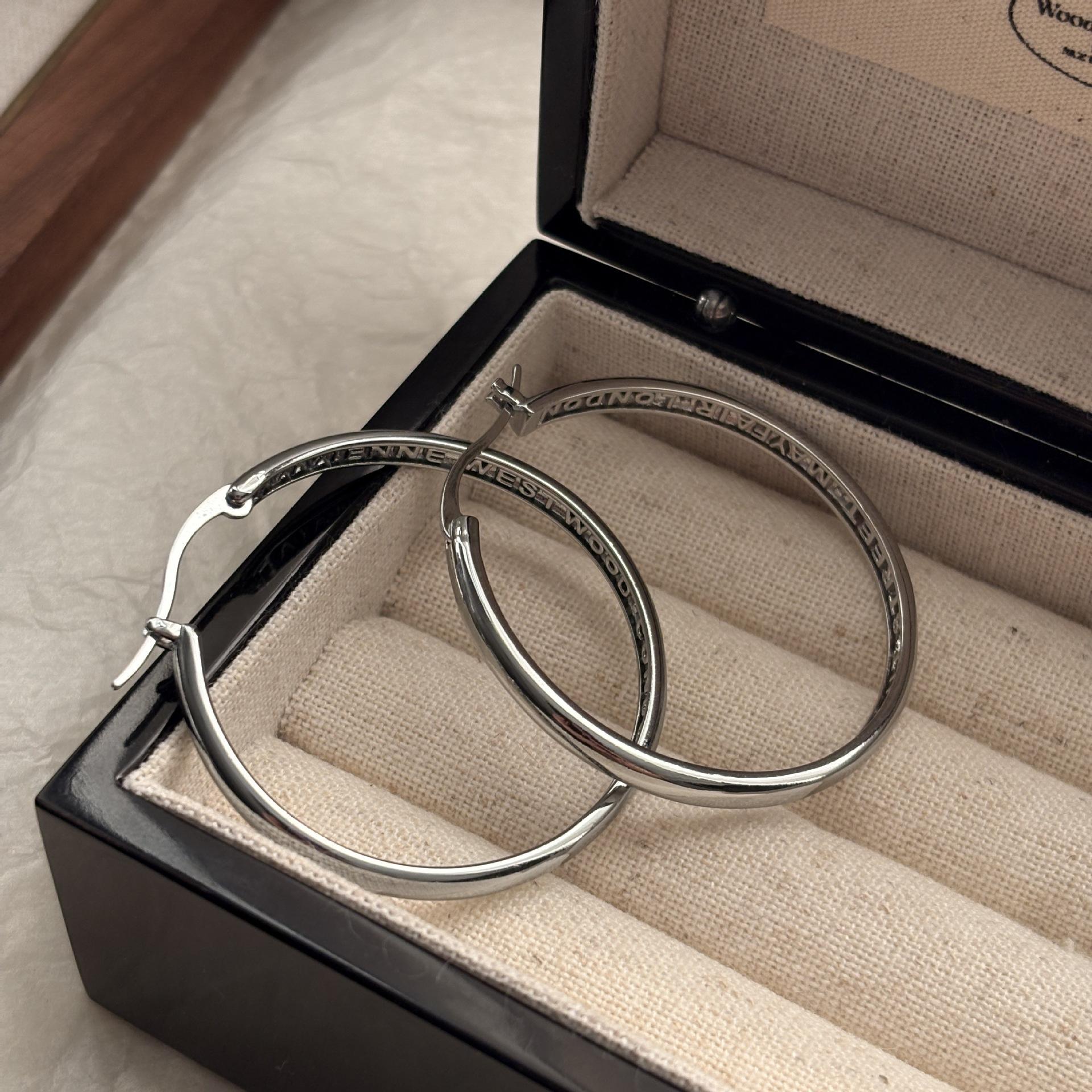 

Серьги-буквы грандиозные, преувеличенные, высококлассные, модные, крутые, элегантные и текстурированные