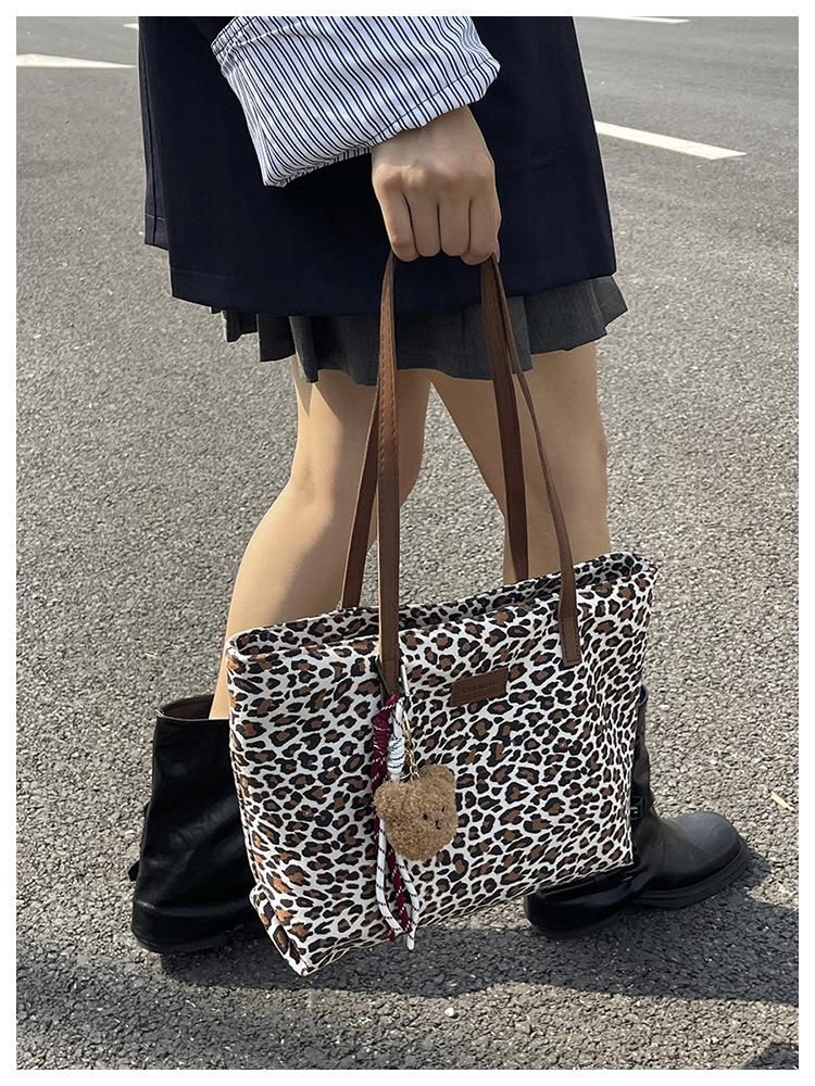 Leopard Print European Retro Tote Bag: Fashionable, Versatile, Large-Capacity Shoulder Handbag for Women