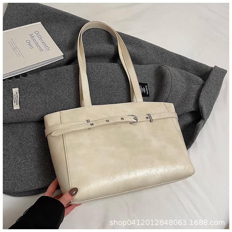 

Simple and large-capacity tote bag women s 2025 new fashion casual underarm bag design sense niche commuter shoulder bag бежевый