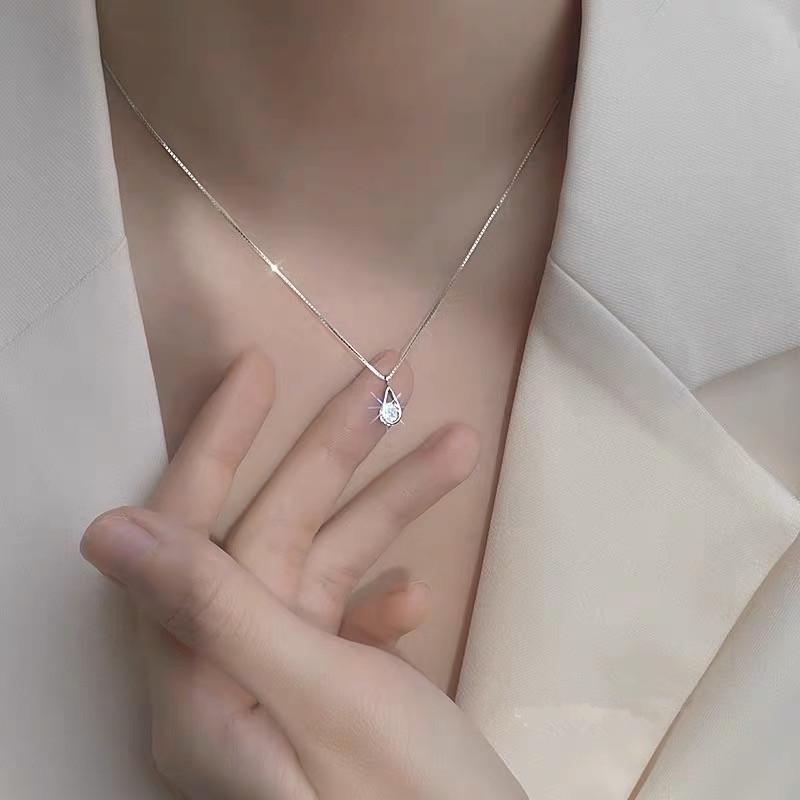 Elegant Teardrop Zirconia Necklace for Women – Stylishly Simple Niche Design