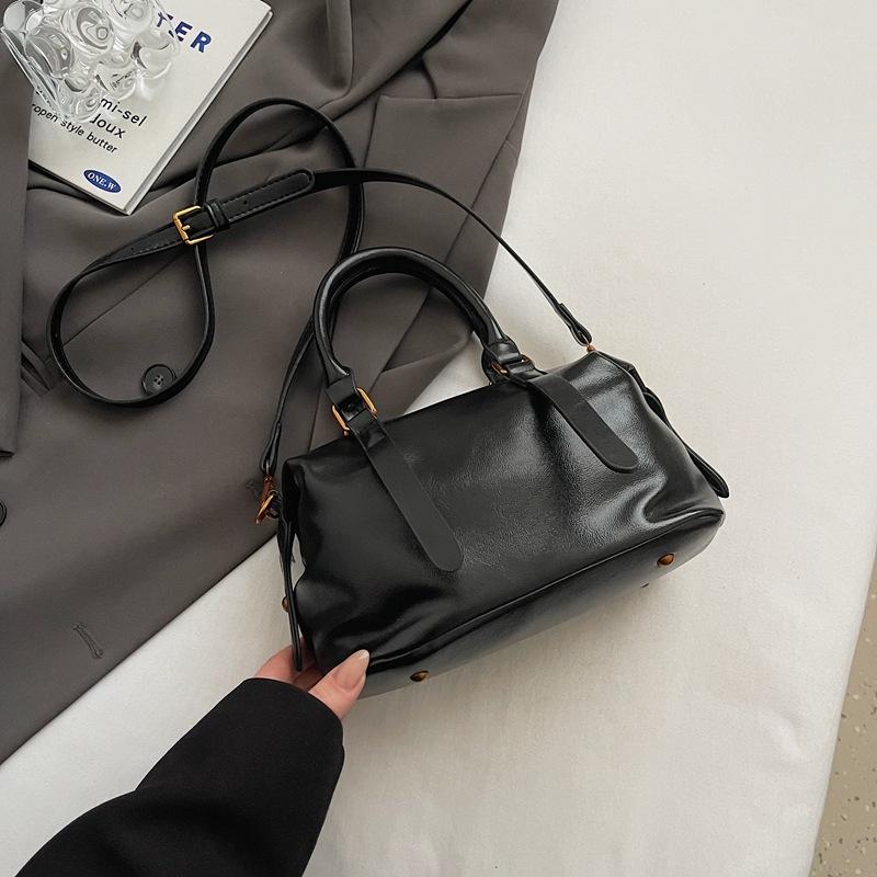 Autumn and winter retro handbag bag women's 2025 new trendy bowling bag simple shoulder crossbody pillow bag