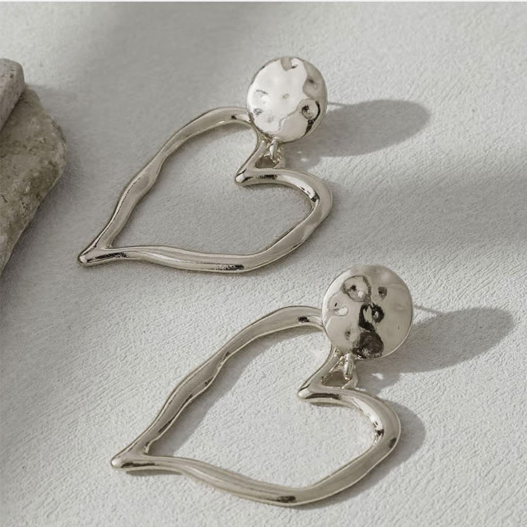 Fashionable Love Earrings Elegant Earrings Simple and High-end Design Suitable for Daily Wear