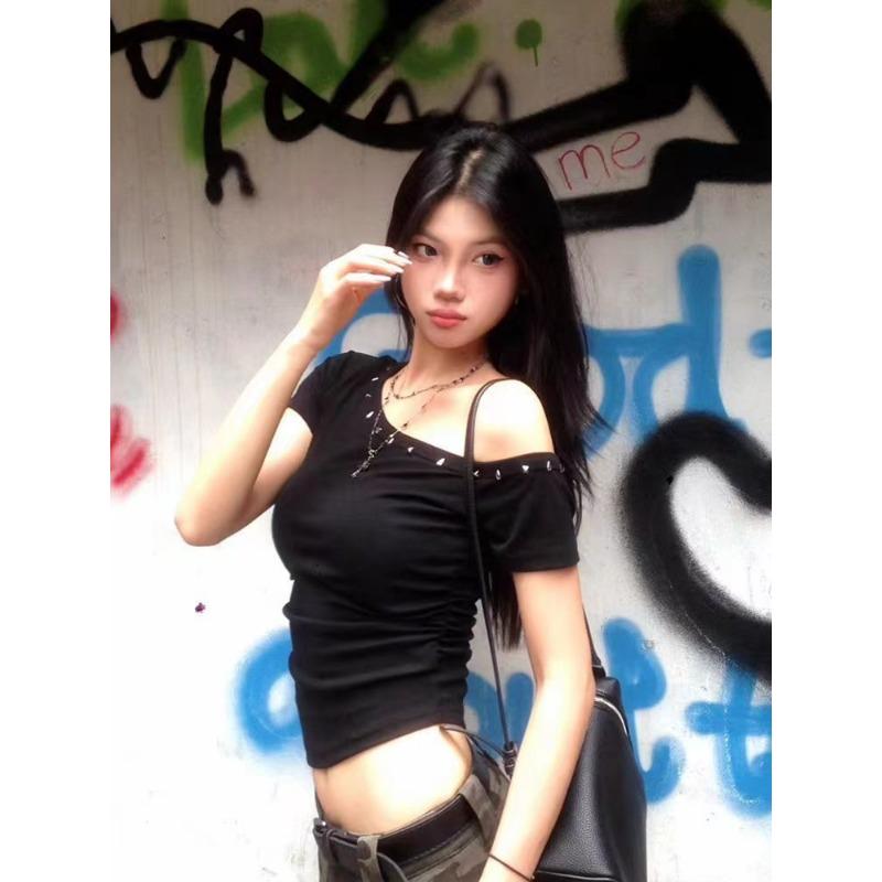 

Summer new women s slanted shoulder rivet short-sleeved slim T-shirt short top hot girl S чорний