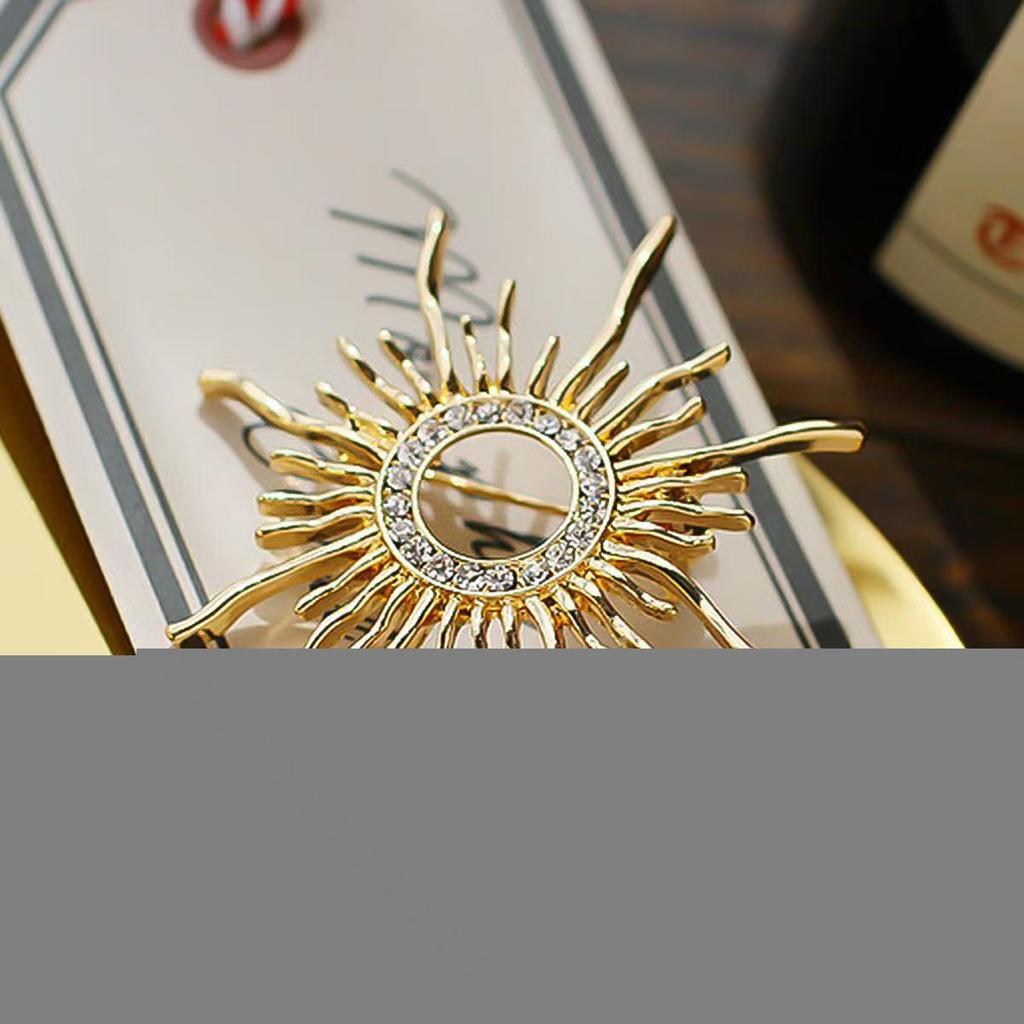 Baroque Style Sun God Brooch with Rhinestones - Fashionable Literary Pin for Coats