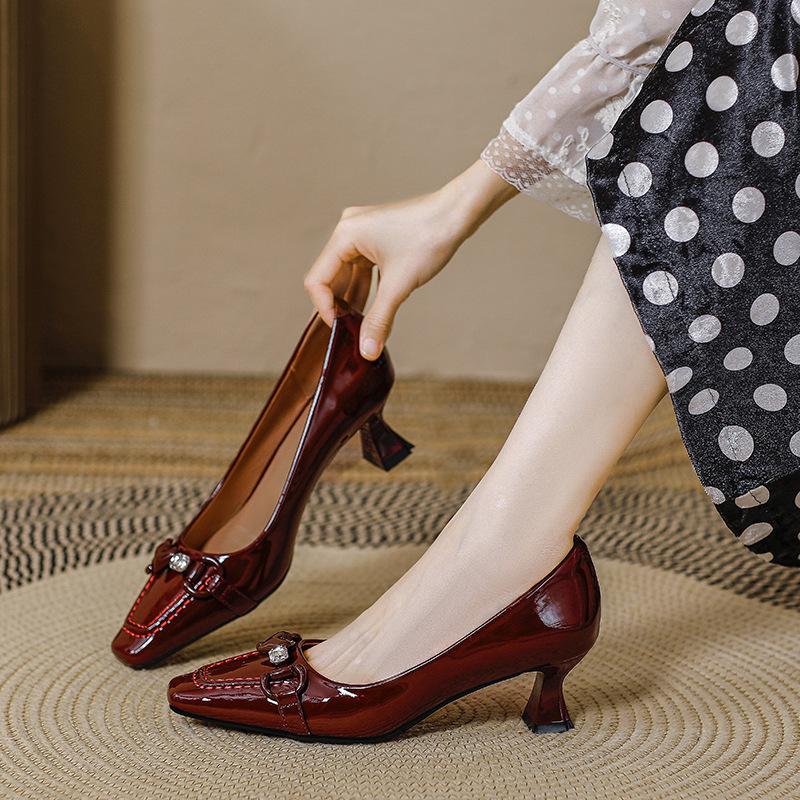 

Французские туфли на высоком каблуке, женские свадебные туфли красного цвета на тонком каблуке, новинка 2025 года, весна и осень, легкие лакированные туфли из лакированной кожи с квадратным носком, одинарные туфли 34 бордовый