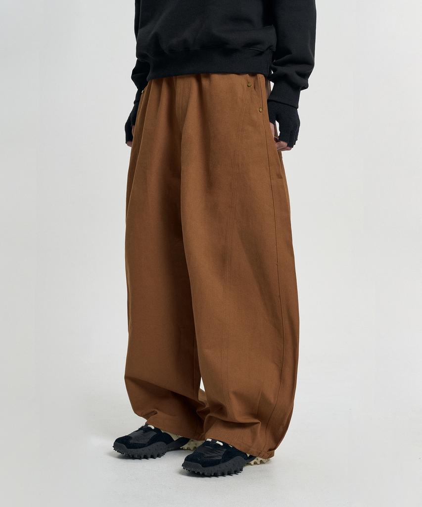 MOO Curved Incision Balloon Chino Pants - Camel