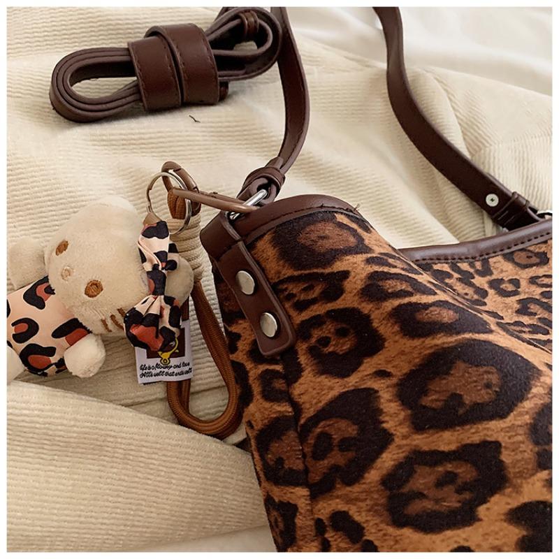 Korean version leopard print bag  winter new fashion versatile suede shoulder bag  large capacity  travel bag